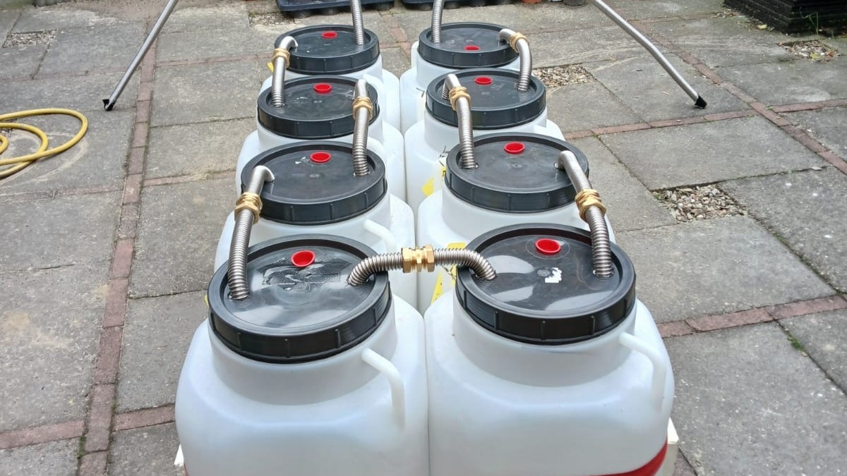De warmtebatterij / blauwe accu staat klaar voor plaatsing in de kruipruimte.