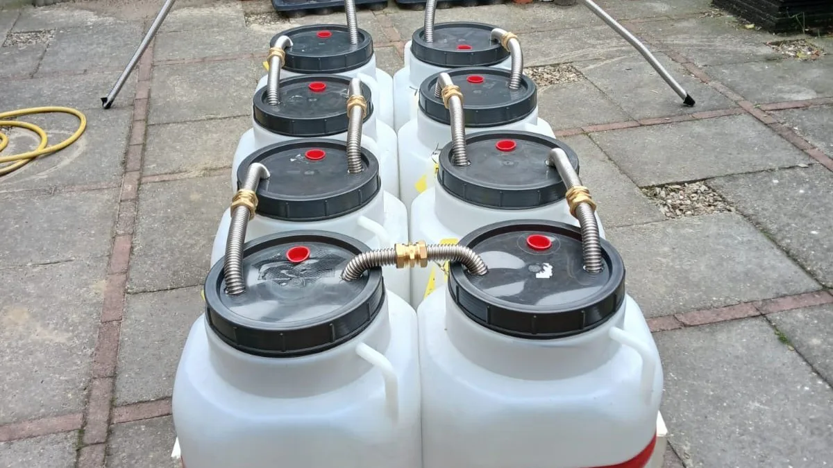De warmtebatterij / blauwe accu staat klaar voor plaatsing in de kruipruimte.