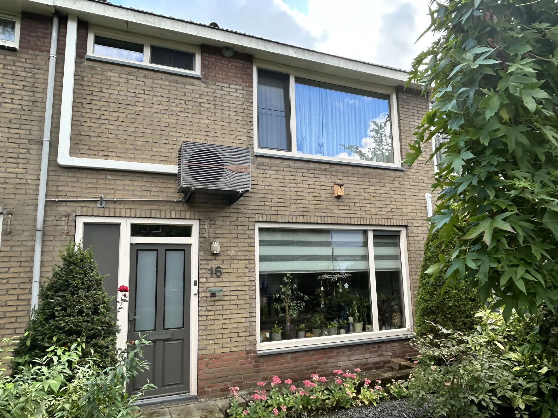 De woning van Van Loo met de warmtepomp aan de voorgevel. In de bovenkamer wordt niet geslapen, waardoor het geluid van de warmtepomp niet voor problemen zorgt. 