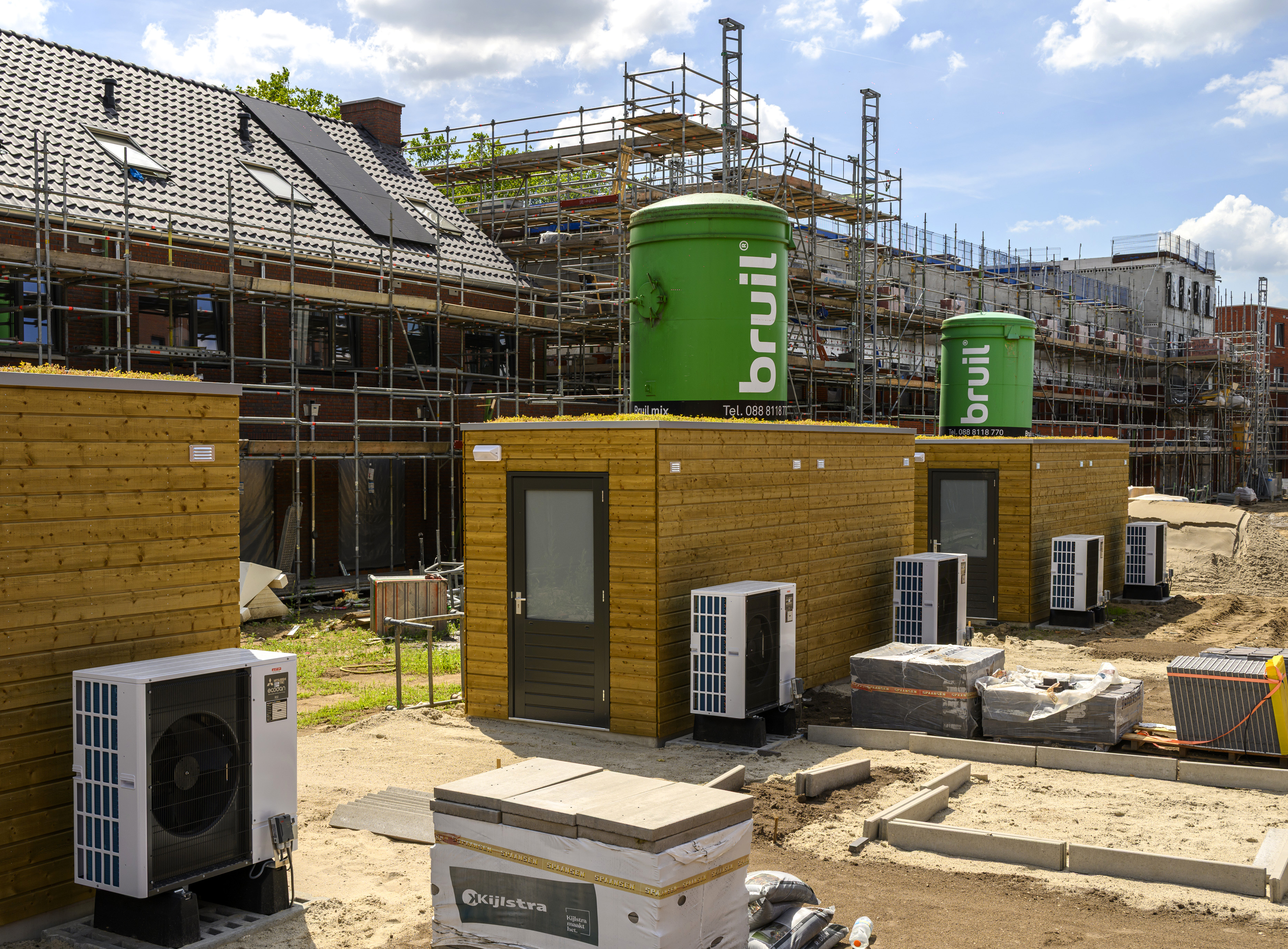 Het BaseHome-concept omvat achttien verschillende woningsoorten met een warmtepomp-serie die voor al deze woningtypes passend is. Hier is overigens gekozen voor plaatsing achter de schuur zodat de buitenunit uit het zich en niet hoorbaar is in de tuin en woning. 