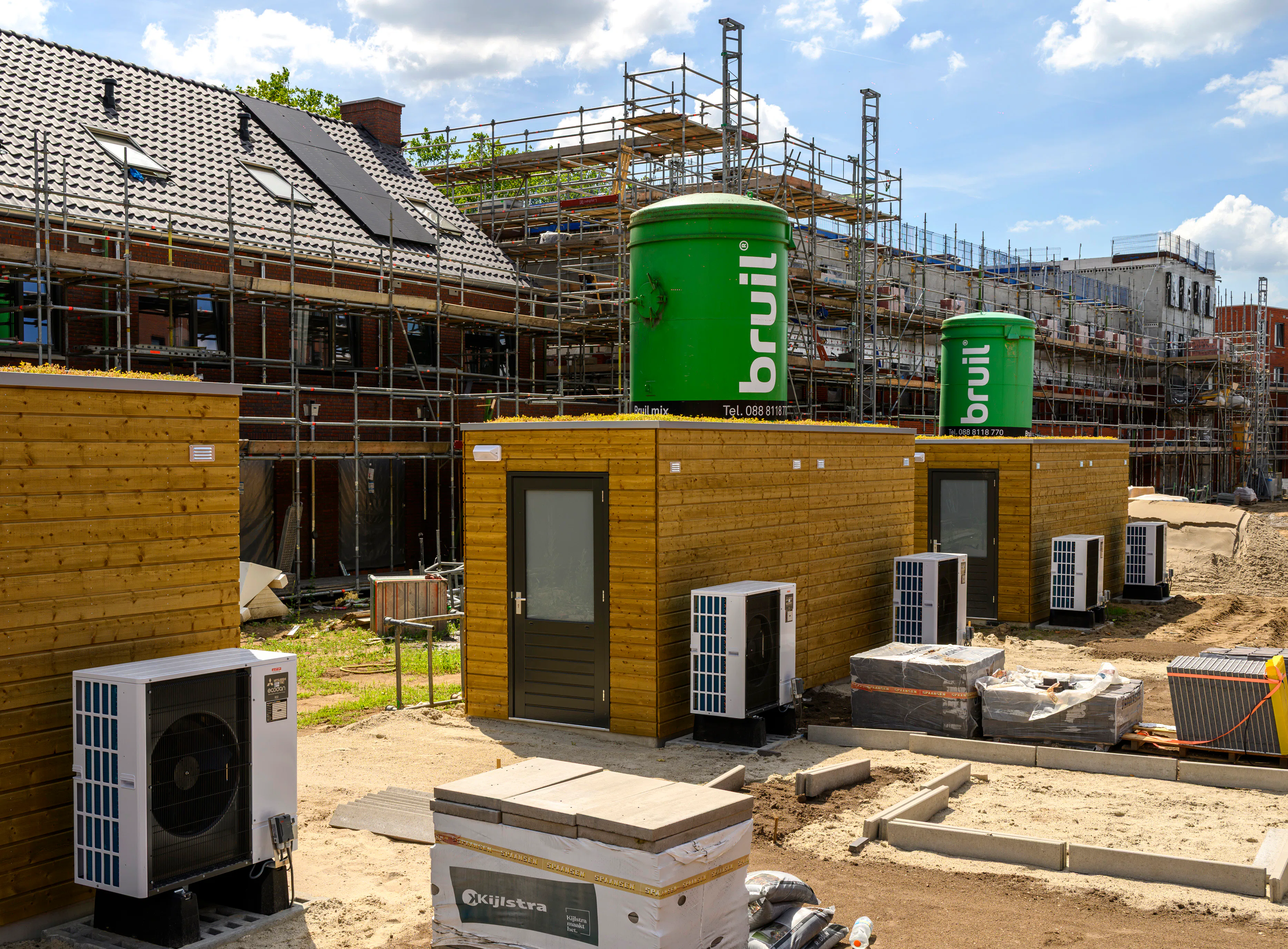Het BaseHome-concept omvat achttien verschillende woningsoorten met een warmtepomp-serie die voor al deze woningtypes passend is. Hier is overigens gekozen voor plaatsing achter de schuur zodat de buitenunit uit het zich en niet hoorbaar is in de tuin en woning.