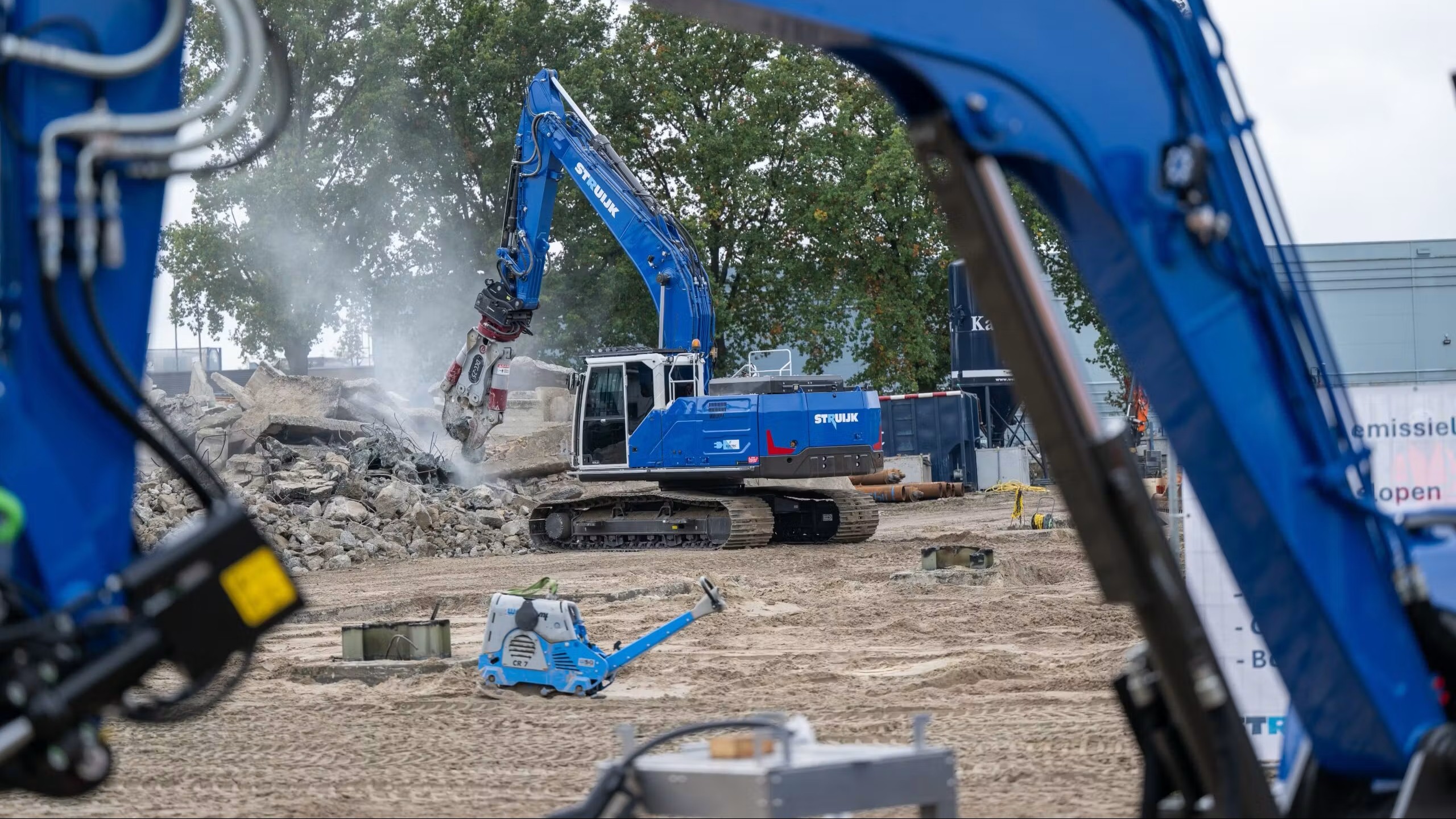 Het RVB kijkt, als het om zero emissie gaat, specifiek naar de emissies van bouwmachines en bouwtransport op, van en naar de bouw- en beheerplaats, en niet direct naar de milieu-impact van materialen zelf. Foto: Michel Velderman. 