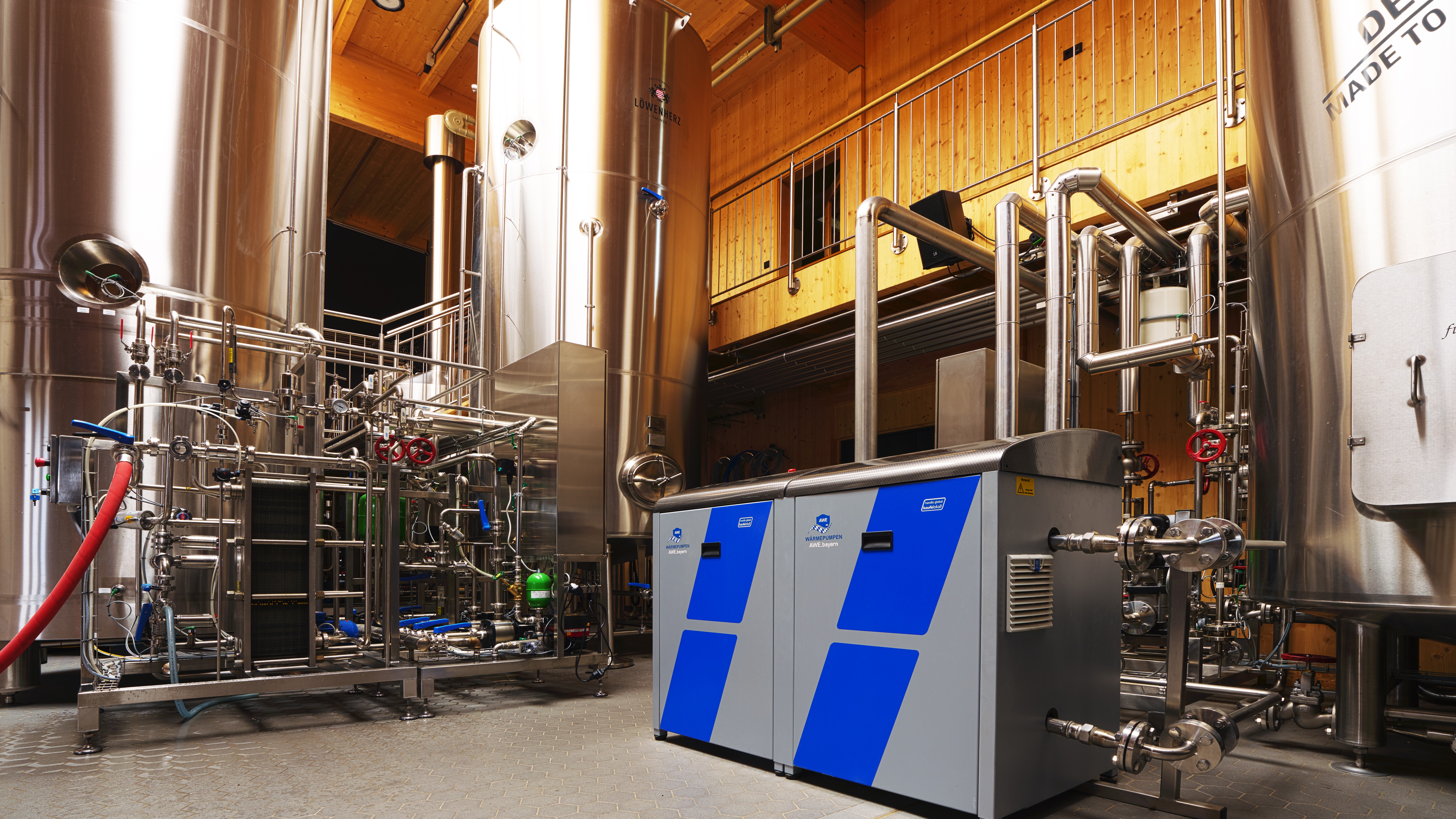 de warmtepompen (met blauwe strepen) bij de bierbrouwerij Löwenherz  in het Duitse Wehrheim.
