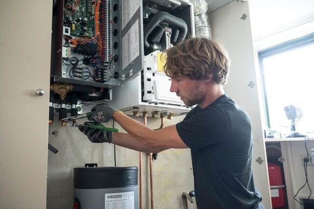 Plaatsing van een hybride warmtepomp. Foto: Techniek Nederland