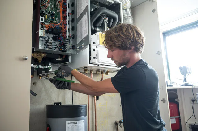 Plaatsing van een hybride warmtepomp. Foto: Techniek Nederland