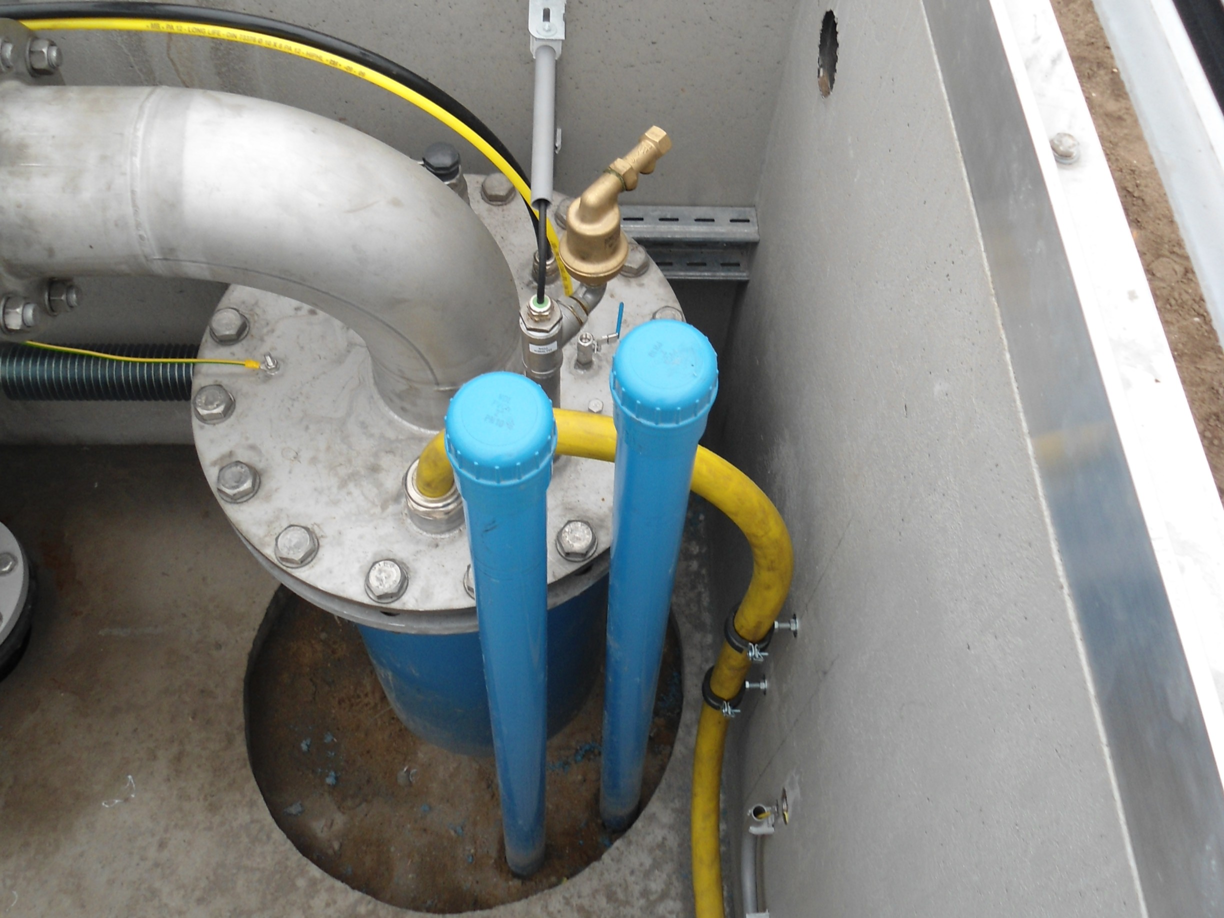 De bronkop van een open bodemenergiesysteem. Grondwater wordt opgepompt, geeft koude af aan het gebouw en wordt daarna weer in de bodem geïnfiltreerd.
