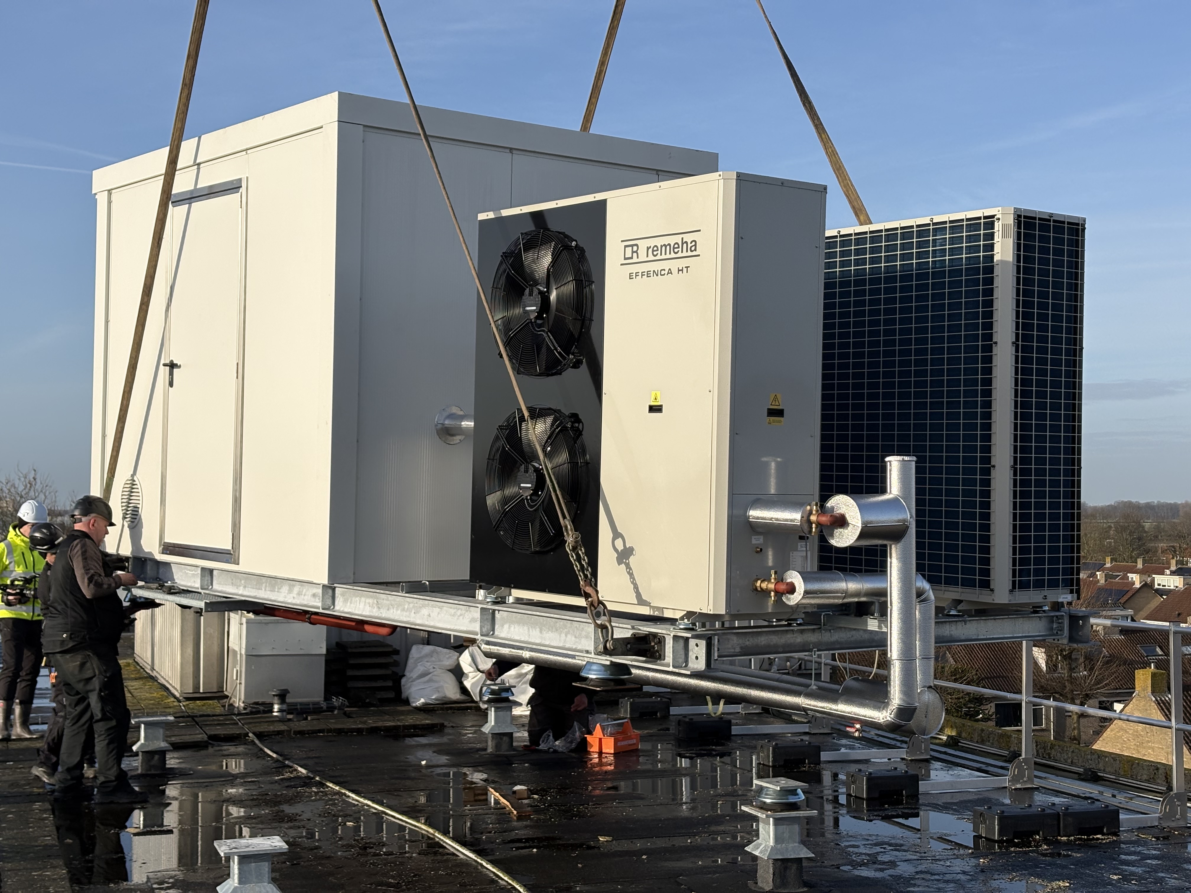 De Warmteskid wordt op het dak geplaatst en zal binnen een dag de verwarming van de gasketel overnemen.