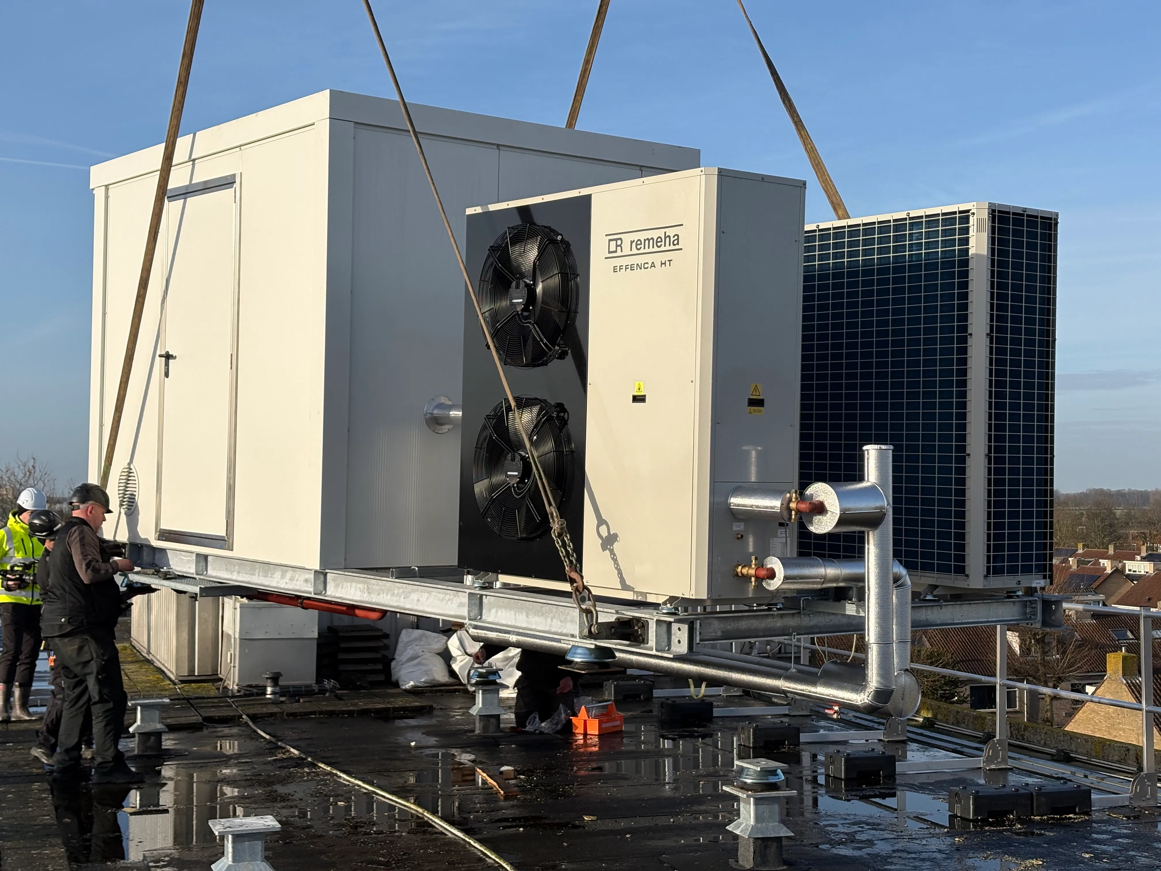 De Warmteskid wordt op het dak geplaatst en zal binnen een dag de verwarming van de gasketel overnemen.