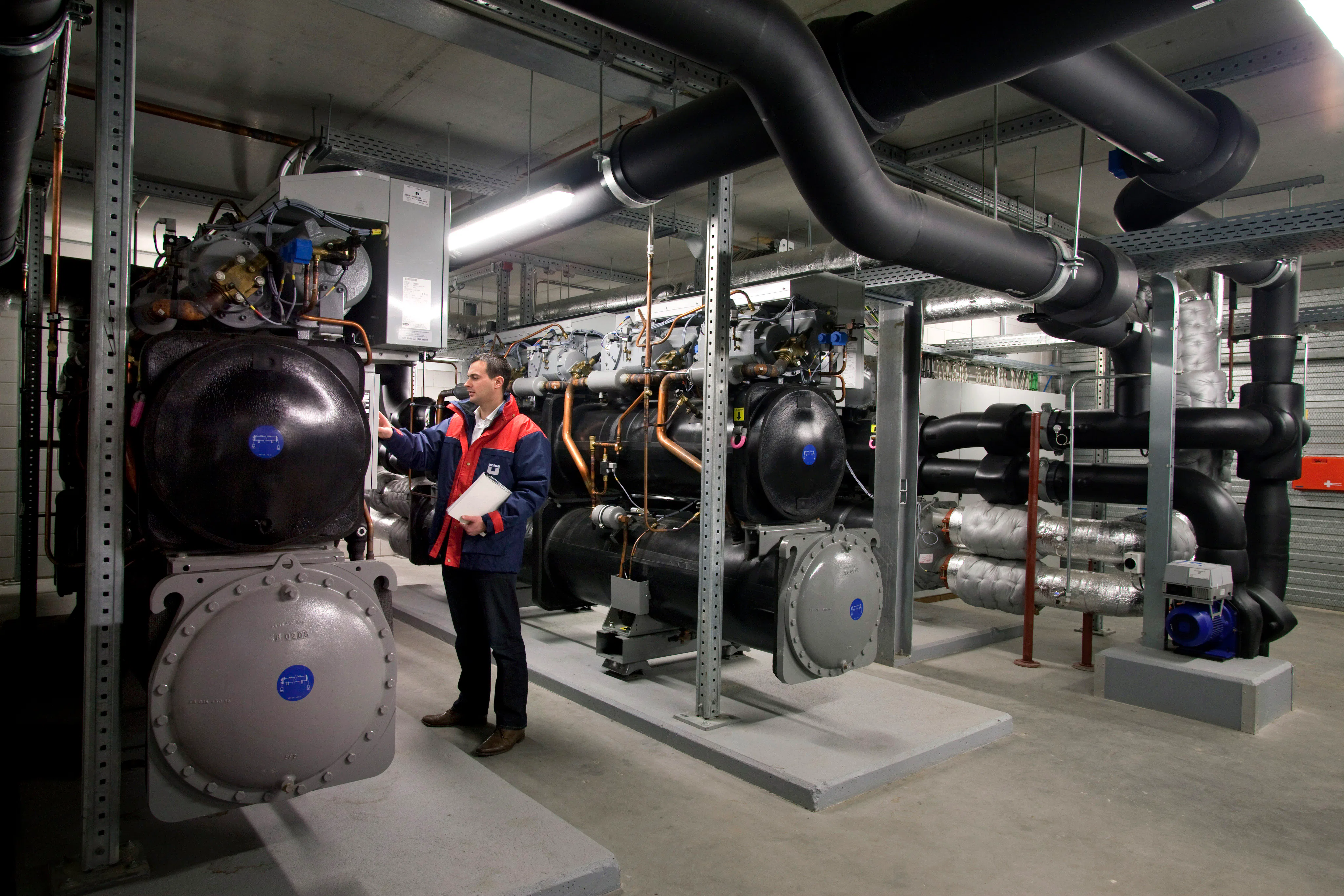 Een bodemenergie-installatie in de technische ruimte van een utiliteitsgebouw.